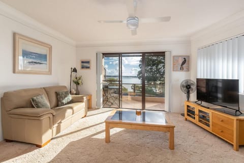 TV and multimedia, View (from property/room), Balcony/Terrace, Living room, Seating area, River view