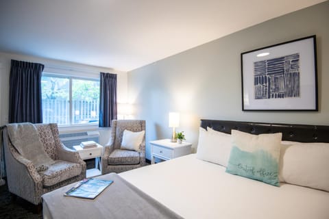 Bed, Photo of the whole room, Decorative detail, Seating area, Bedroom
