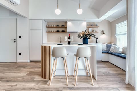 Kitchen or kitchenette, Living room, Seating area, Dining area