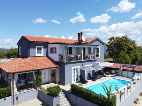 Property building, Swimming pool, sunbed