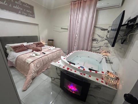 Hot Tub, Hot Tub, Bedroom, Food, Dinner