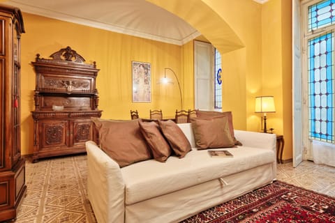 Bed, Living room, Photo of the whole room, Seating area