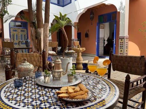 Day, Food and drinks, Seating area, Food, Drinks