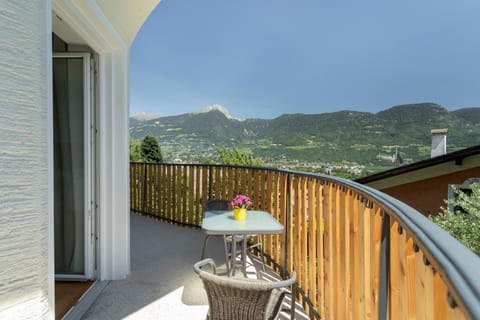 Nearby landmark, Neighbourhood, Natural landscape, Balcony/Terrace, Mountain view