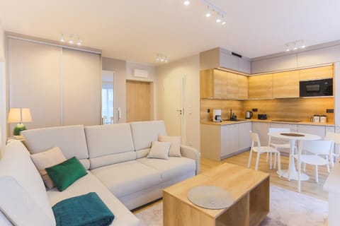 Coffee/tea facilities, Kitchen or kitchenette, Living room, Seating area, Dining area, minibar, stove