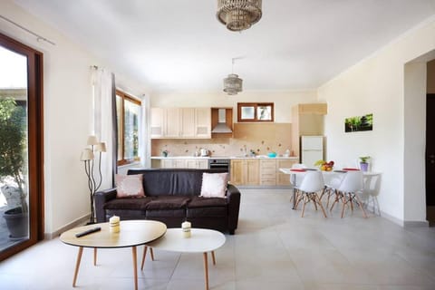 Kitchen or kitchenette, Seating area, Dining area, pet friendly, stove