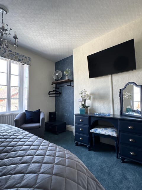 Bed, TV and multimedia, Bedroom