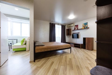 Bed, TV and multimedia, Photo of the whole room, Bedroom