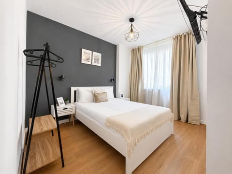 Bed, TV and multimedia, Photo of the whole room, Bedroom
