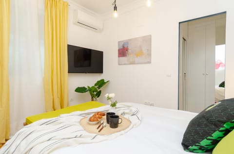 Bed, TV and multimedia, Photo of the whole room, Bedroom