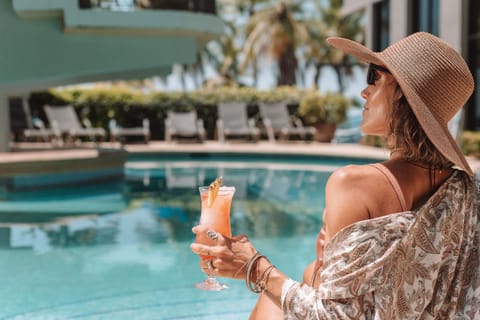 Pool view, Drinks