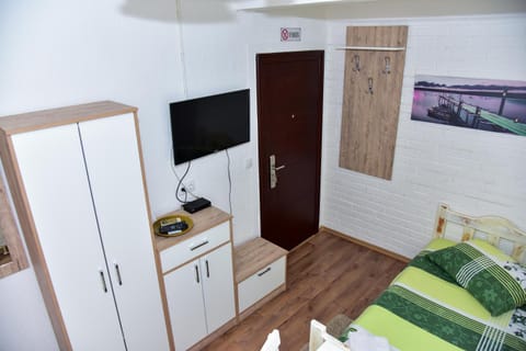 Bed, TV and multimedia, wardrobe