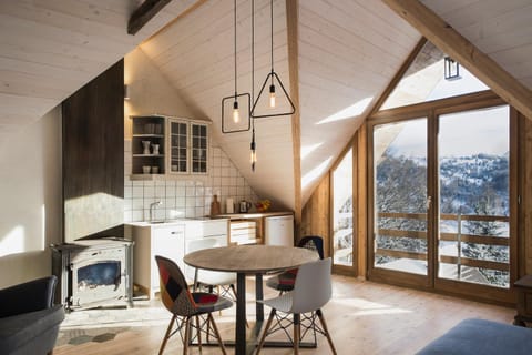 Coffee/tea facilities, Kitchen or kitchenette, Dining area, Mountain view