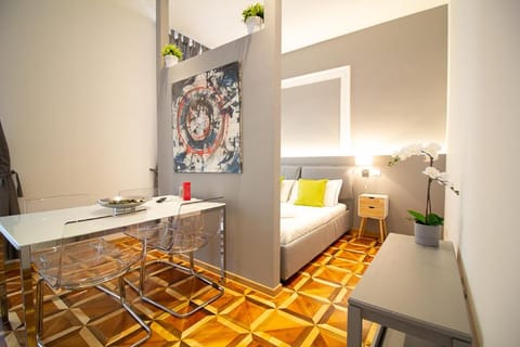 Bed, Coffee/tea facilities, Living room, Seating area, Dining area, Bedroom, Street view, Family