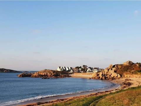 Charmante maisonnette avec jardin à 400m de la plage à Trégastel, WIFI gratuit et parking. - FR-1-368-211 House in Trégastel