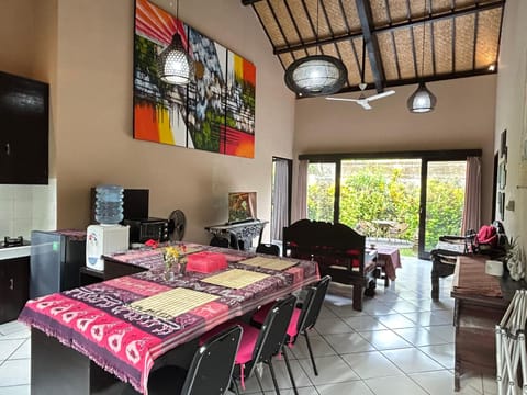 Communal lounge/ TV room, TV and multimedia, Kitchen or kitchenette, Living room, Dining area, Garden view, Inner courtyard view, minibar