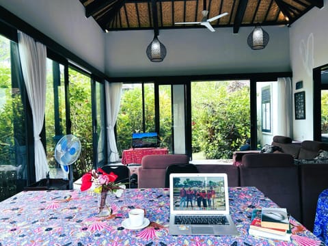 Communal lounge/ TV room, TV and multimedia, Kitchen or kitchenette, Living room, Dining area, Garden view, Garden view