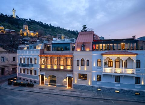 Property building, Facade/entrance, Night, Neighbourhood, Natural landscape, City view, Landmark view, Mountain view, Street view, Location, Parking