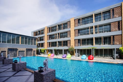 Swimming pool