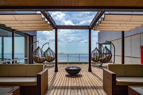 Facade/entrance, Balcony/Terrace