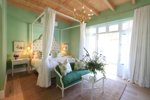 Photo of the whole room, Seating area, Bedroom