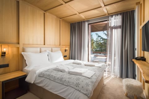 Bed, TV and multimedia, Photo of the whole room, Bedroom, towels