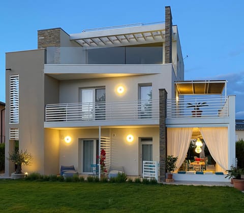 Property building, Patio, Restaurant/places to eat, Balcony/Terrace, Lobby or reception, Lounge or bar