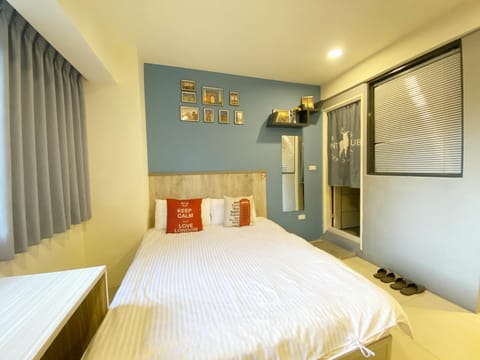 Property building, Bed, Photo of the whole room, Decorative detail, Bedroom
