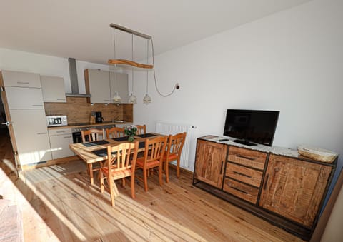 Kitchen or kitchenette, Seating area, Dining area