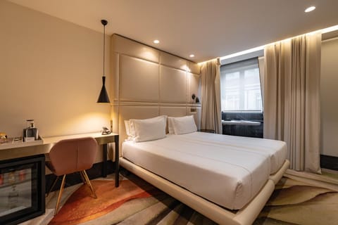 Bed, Coffee/tea facilities, Photo of the whole room, Seating area, Bedroom, minibar