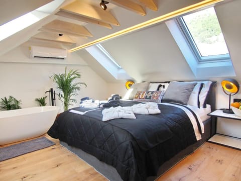 Bed, Bedroom, City view, Mountain view