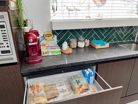 Coffee/tea facilities, Food and drinks, Breakfast