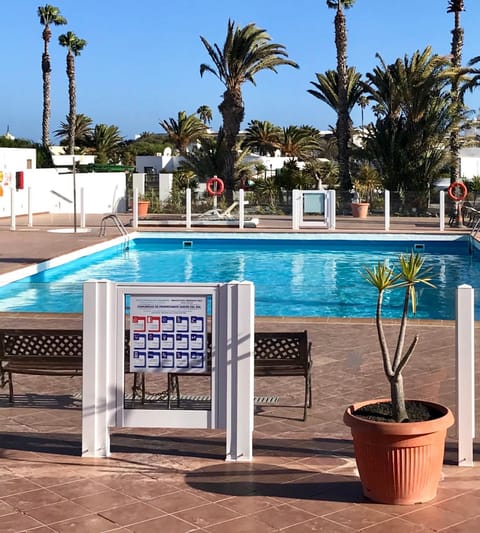 Decorative detail, Swimming pool
