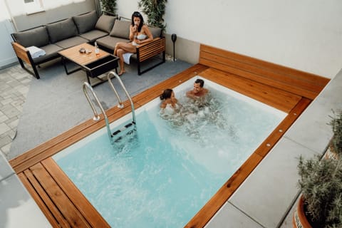 People, Hot Tub, Guests, Pool view, Swimming pool, group of guests