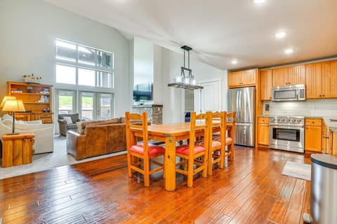 Ski-InandSki-Out Granby Penthouse with Mountain Views! Apartment in Granby