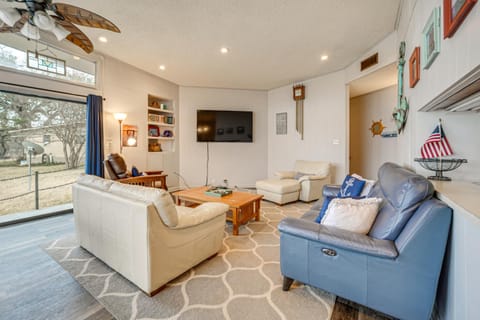 Rustic Lake Buchanan Hideaway with Game Room and Grill House in Lake Buchanan