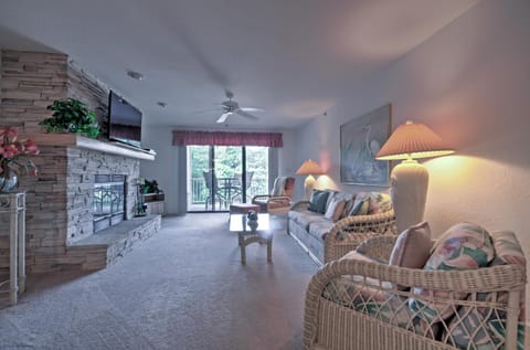 Tranquil Osage Beach Condo with Waterfront Decks! Apartment in Osage Beach