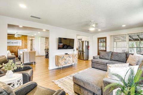 Charming Canalfront Retreat with Double Boat Slip! House in Astor