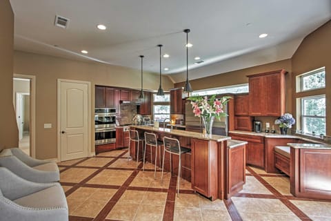 Roomy Home with Deck, 5 Mi to Lake Arrowhead Village House in Lake Arrowhead