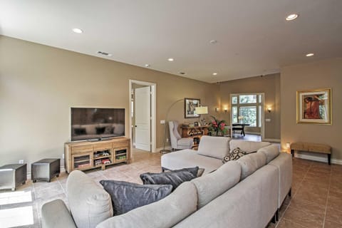 Roomy Home with Deck, 5 Mi to Lake Arrowhead Village House in Lake Arrowhead