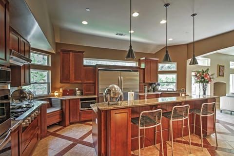 Roomy Home with Deck, 5 Mi to Lake Arrowhead Village House in Lake Arrowhead