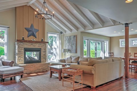 Gorgeous Wapato Point Lakehouse with Private Hot Tub House in Manson