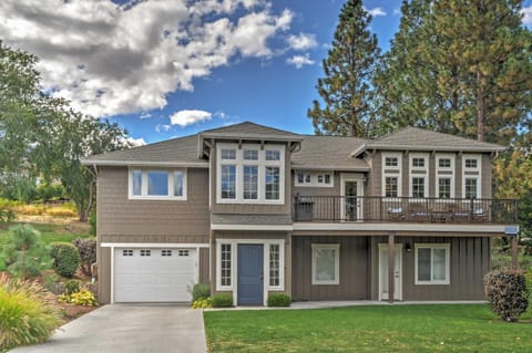 Gorgeous Wapato Point Lakehouse with Private Hot Tub House in Manson