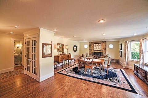 Spacious and Stunning Cleveland Getaway on 1 Acre House in Cleveland