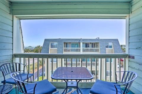 Walk to Beach! Isle of Palms Condo with Pool Access Apartment in Isle of Palms