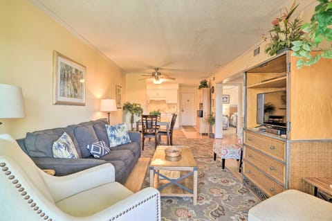 Walk to Beach! Isle of Palms Condo with Pool Access Apartment in Isle of Palms