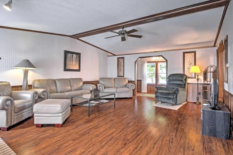 Captivating Cadiz Hideaway with Deck on Lake Barkley House in Lake Barkley