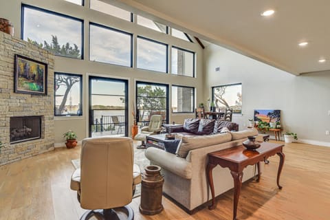 Newly Remodeled Lakefront Granbury Escape with Dock! House in Granbury