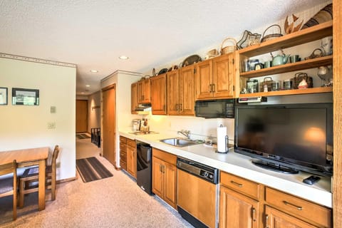 Condo on First Green with Deck at Schuss Mountain! Apartment in Michigan