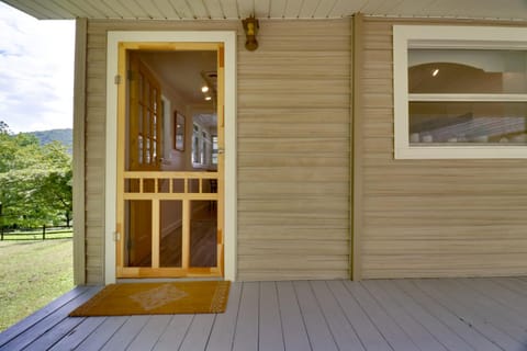 Candler Cabin with Deck and Mount Pisgah Views! Cabin in East Fork
